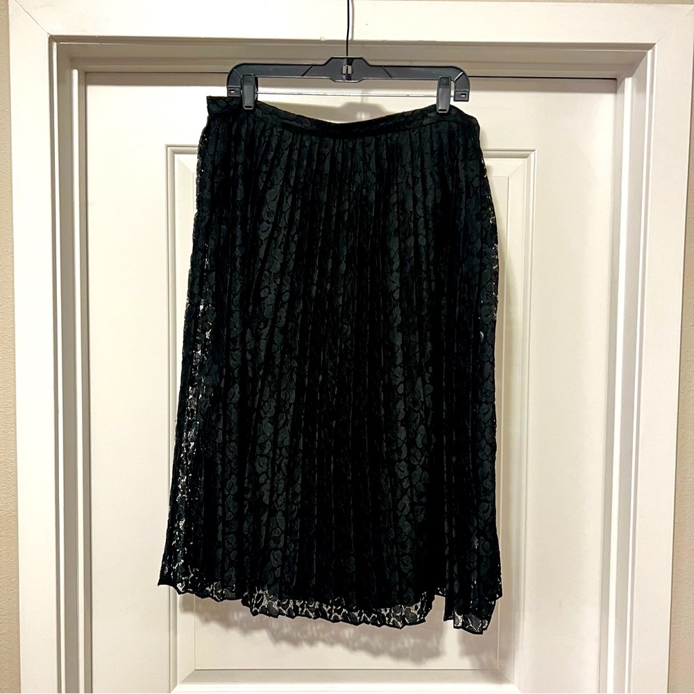 Banana Republic black pleated skirt